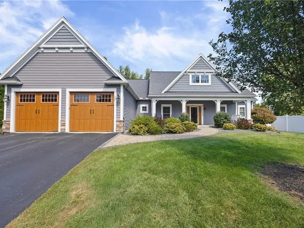 11 Montgomery Glen Dr, Webster, NY 14580