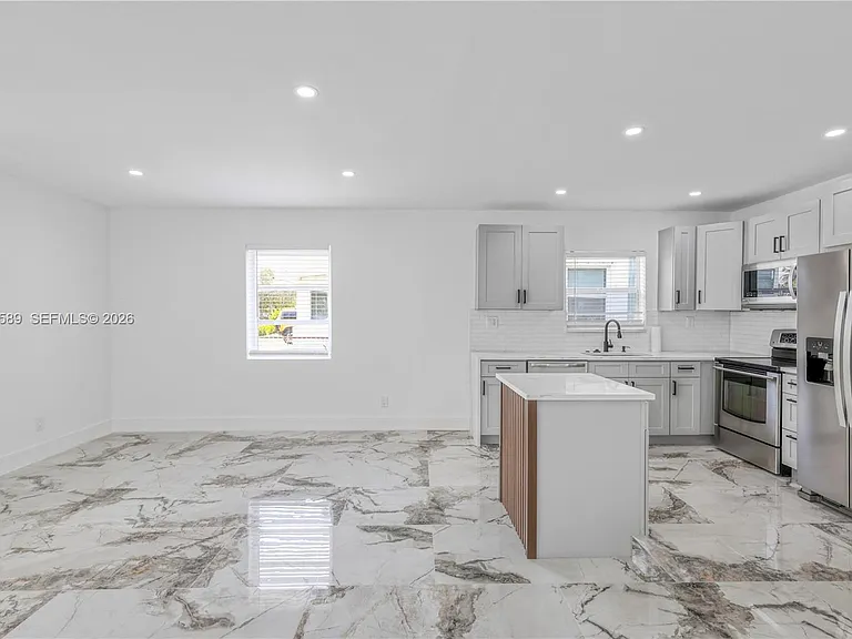 809 SW 17th St — Photo 5