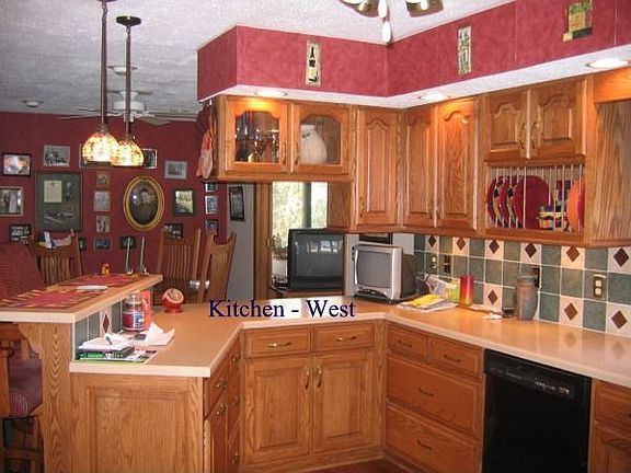 Kitchen w/ eat-in bar