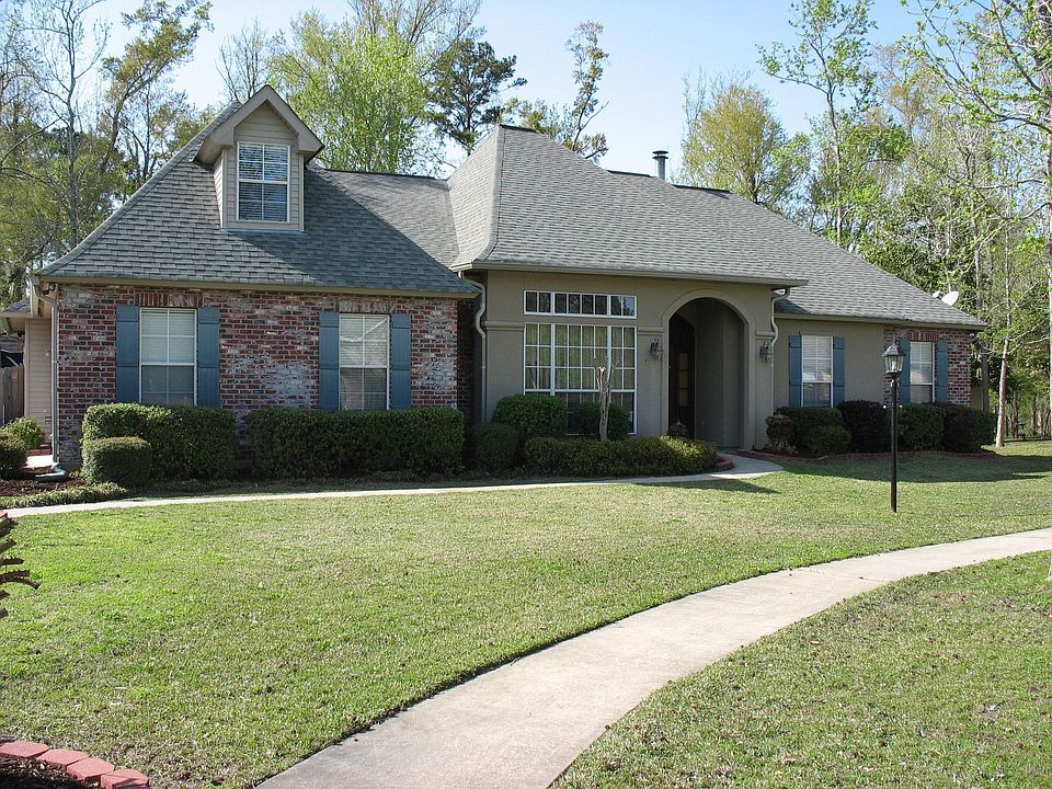 Custom built home on cul-de-sac in Oak Island Subdivision in the Mandeville!