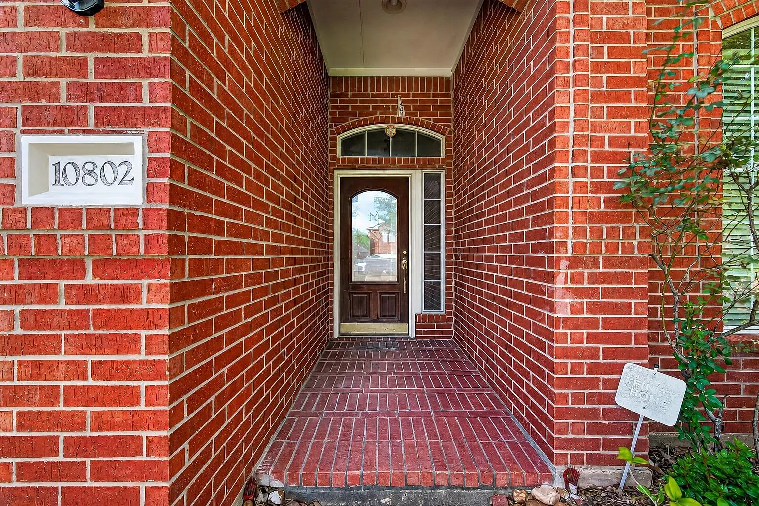 3 bed, 2.0 bath, 1914 sqft, $2,300 — Photo 3