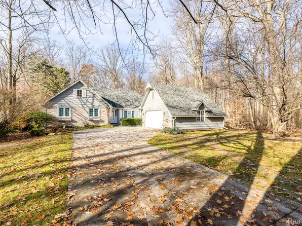 3685 Wilson Dr, Fort Gratiot, MI 48059