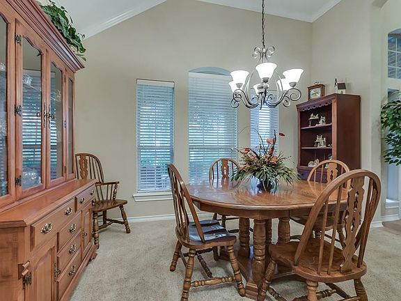 4th image of 10 Montfair Park Cir