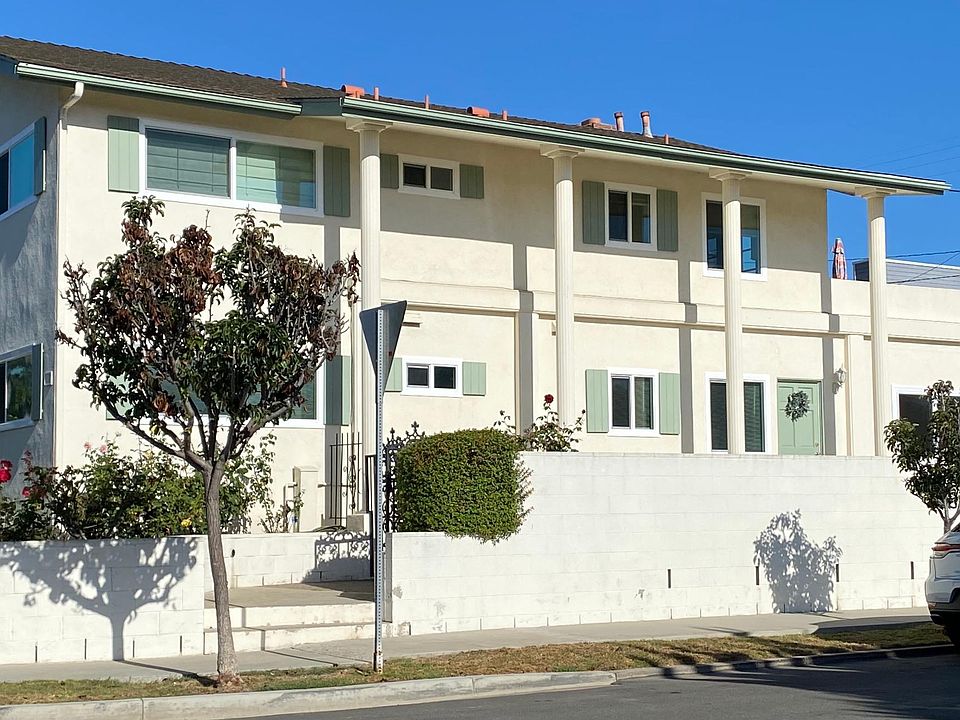 Lower unit with very private entrance and gated front patio