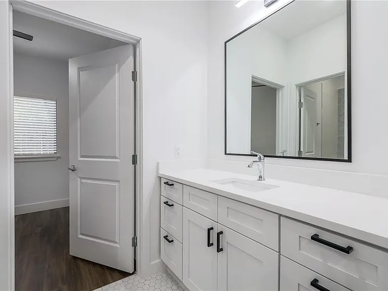 908 Poplar St #105 — Photo 8