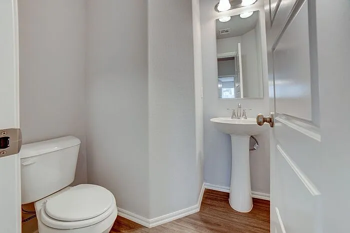 2427 E 7th St — Photo 11