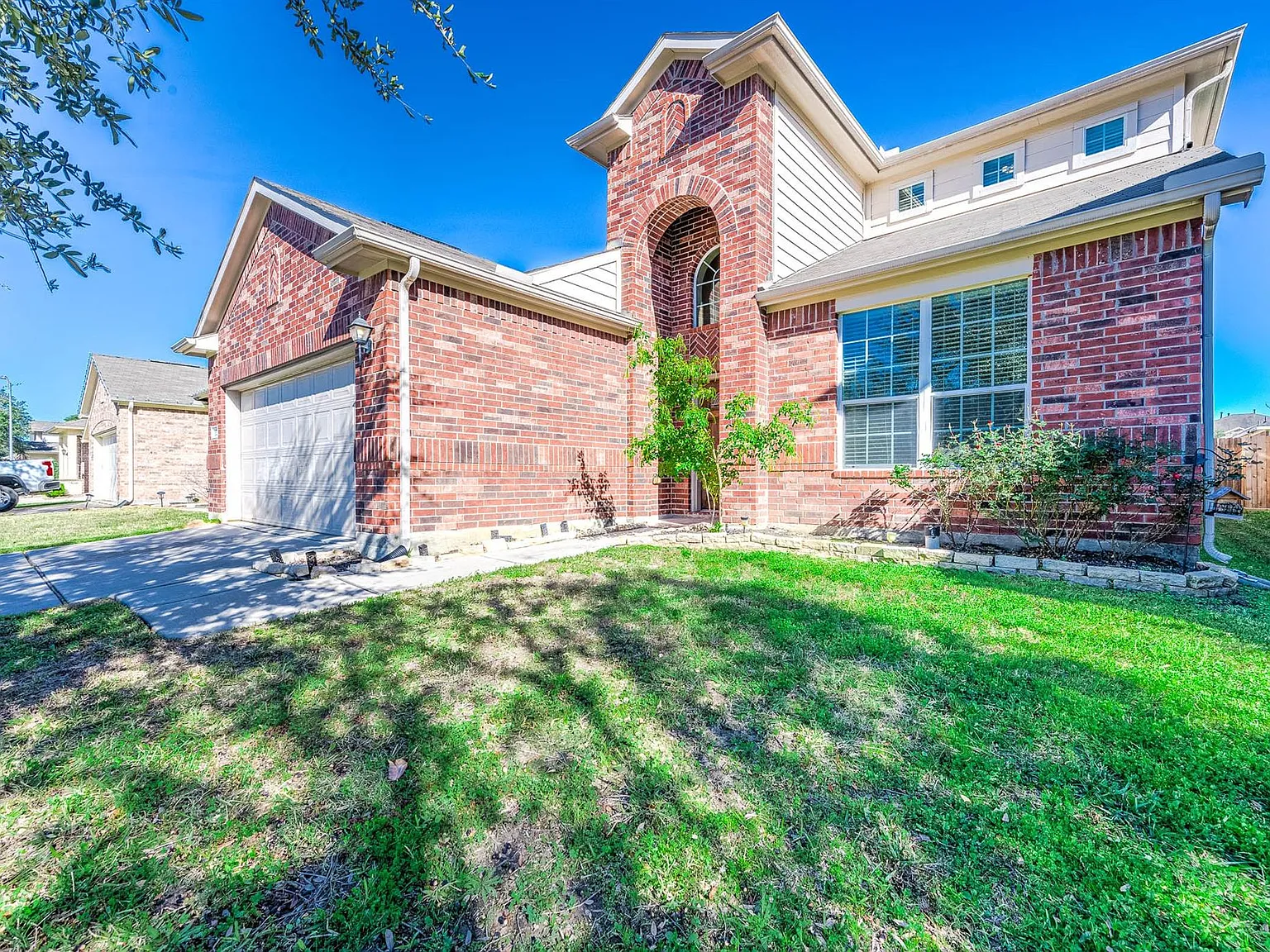 5 bed, 3.5 bath, 2995 sqft, $2,999 — Photo 2