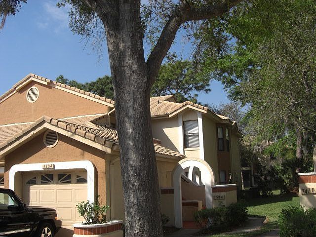 FRONT/GARAGE 