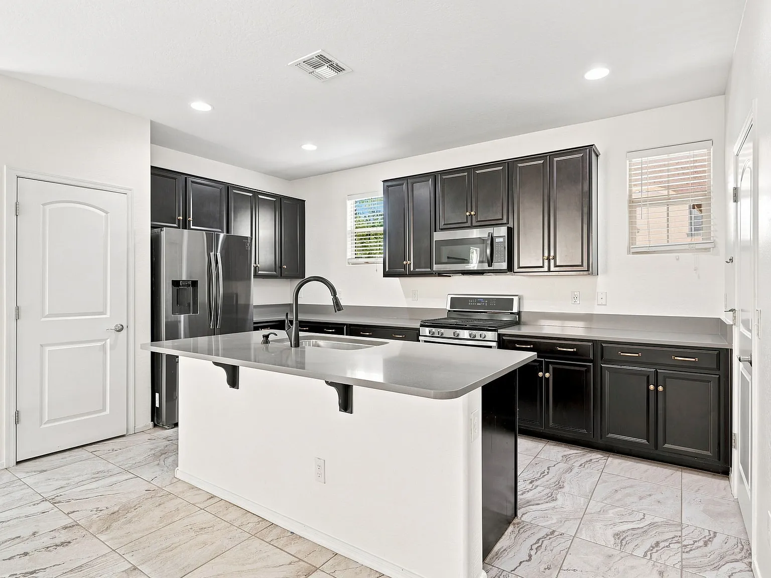 4 bed, 2271 sqft, $2,200 — Photo 3