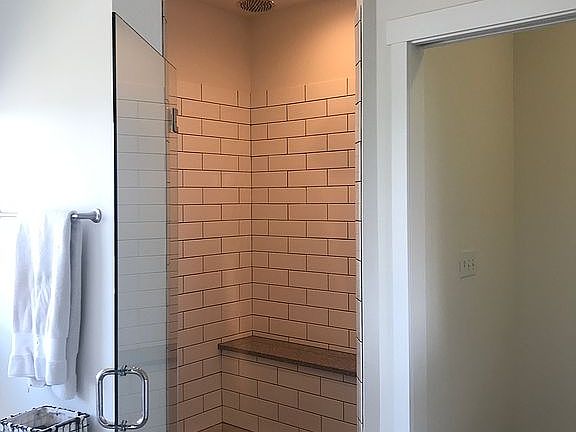 5th image of 633 SW Founders Dr