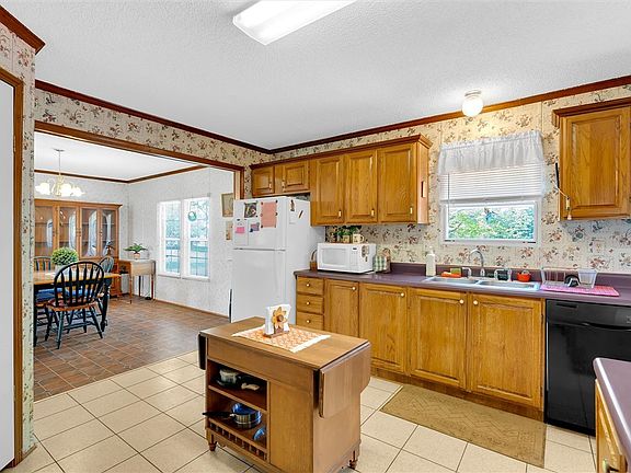 3rd image of 143 Hillcrest Dr