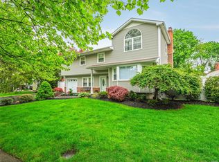 3 Wentworth Dr, Dix Hills, NY