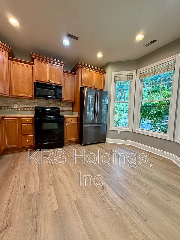 3 bed, 2.5 bath, 1558 sqft, $2,350 — Photo 2
