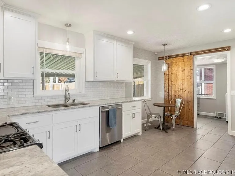 2426 S Louisville Ave — Photo 32