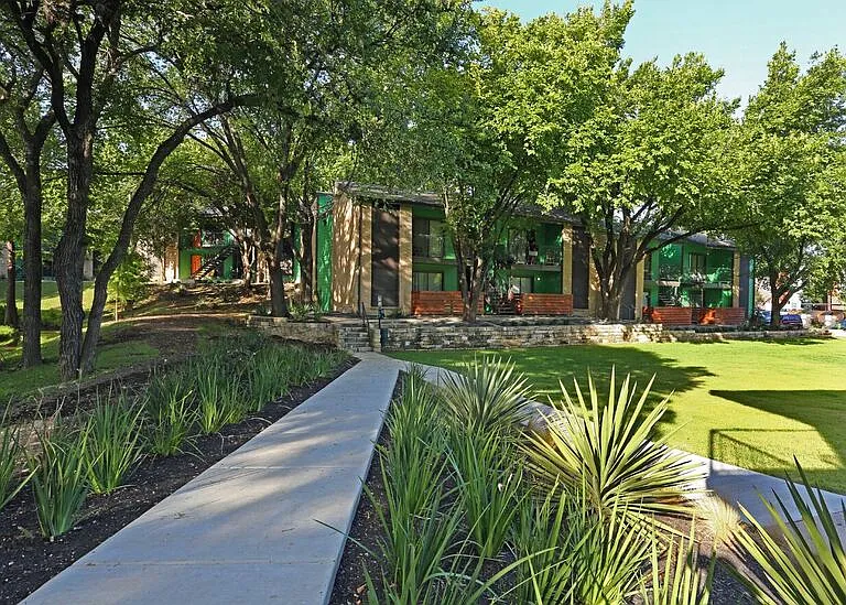 Verde Apartments — Photo 11