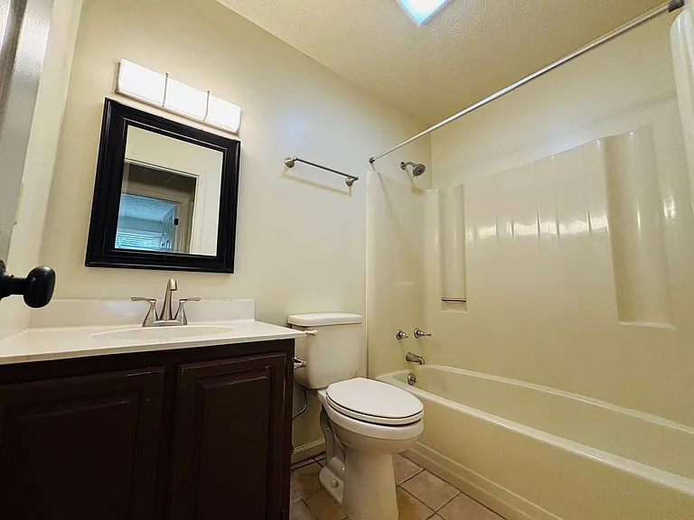 1704 Emerald St — Photo 15