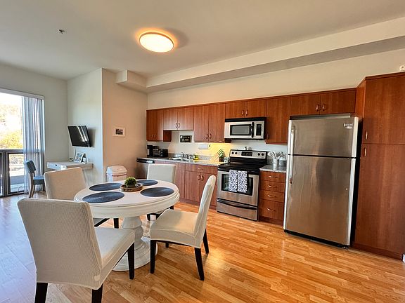 5th image of 889 Date St Unit 438