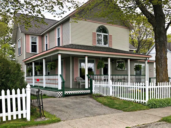 90 Prospect St, Saint Ignace, MI 49781