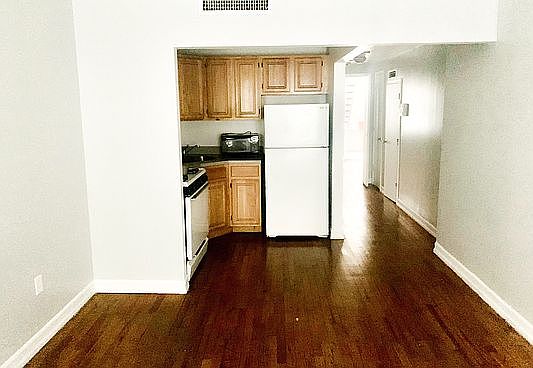 4th image of 27 E 131st St