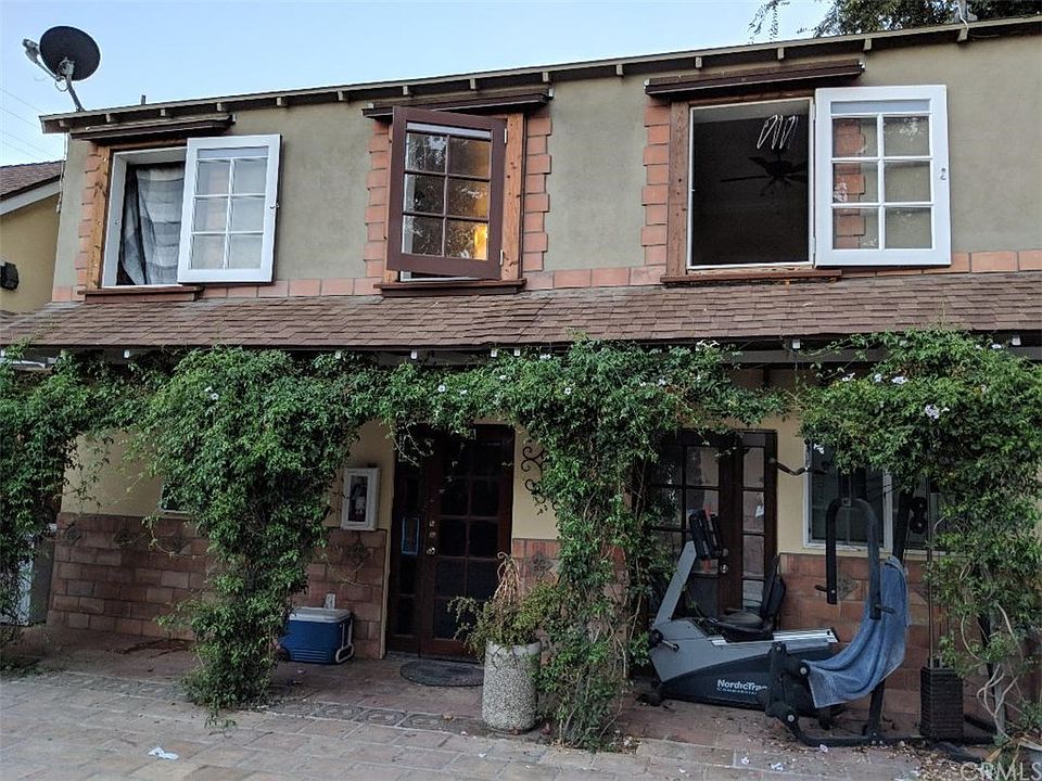 1st image of 324 W 14th St
