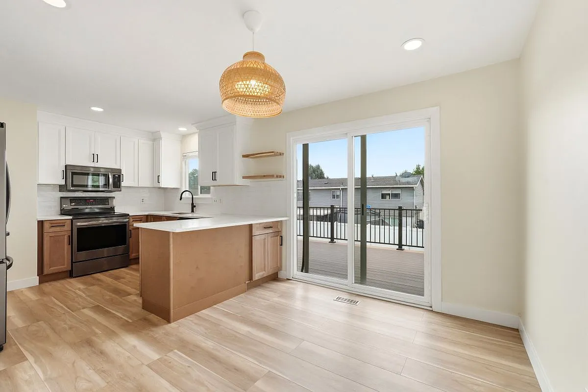 4 bed, 2.0 bath, 1976 sqft, $2,600 — Photo 2