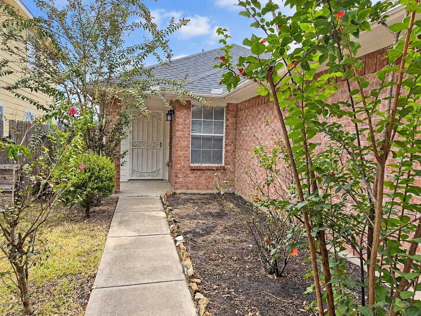 3 bed, 2.0 bath, 1165 sqft, $1,650 — Photo 2