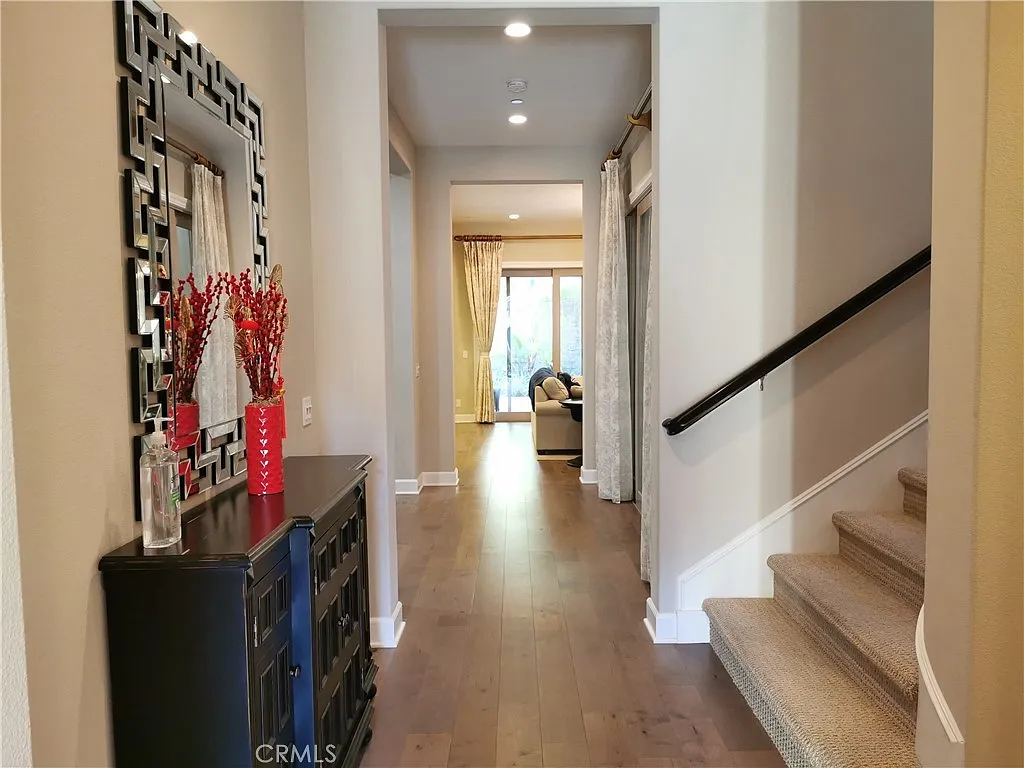 4 bed, 4.5 bath, 3628 sqft, $9,500 — Photo 2