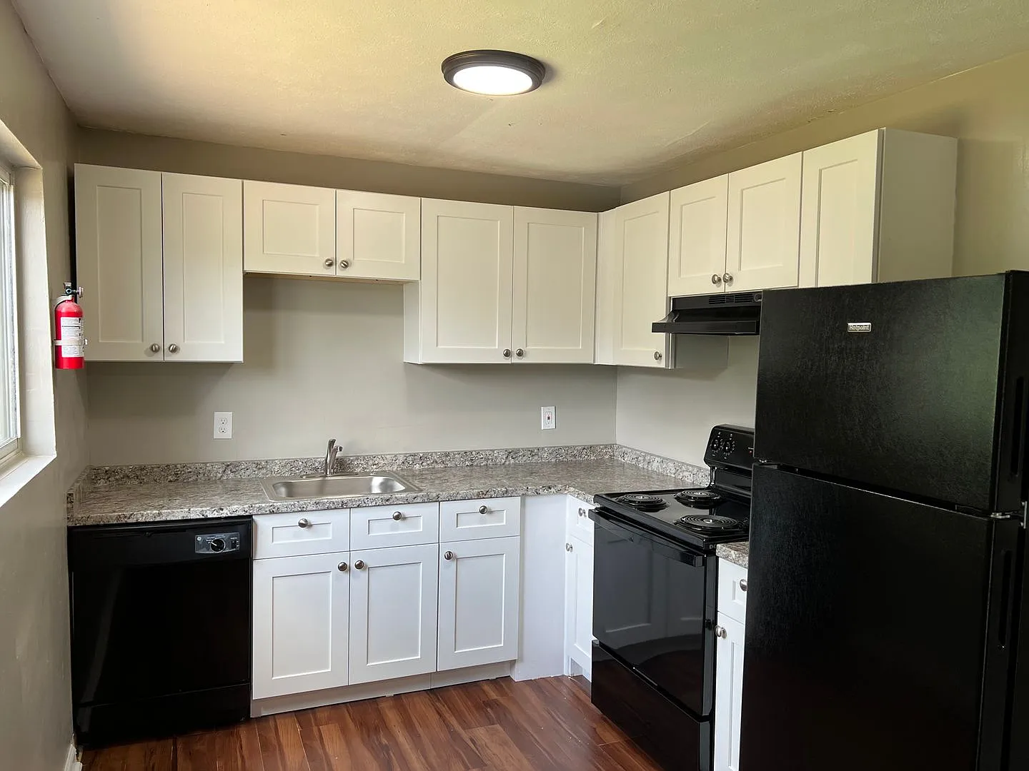 Waters Edge Apartments — Photo 4