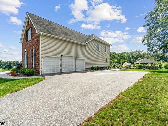 5th image of 7 Flagstone Hill Road