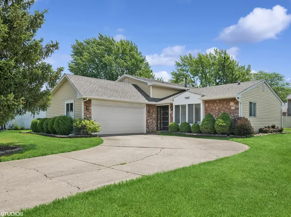 795 Hunter Dr, Roselle, IL 60172