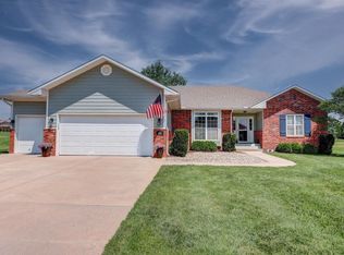 612 Quail Nest Rd, Winfield, KS 67156