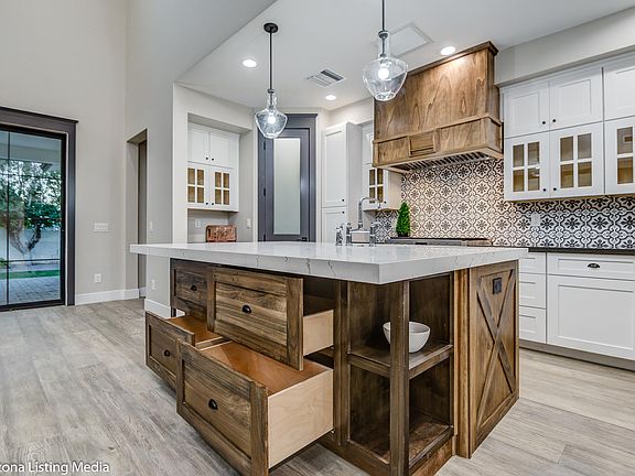 4th image of 5049 E Mitchell Dr