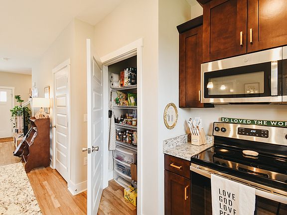 4th image of 1063 Wells Way