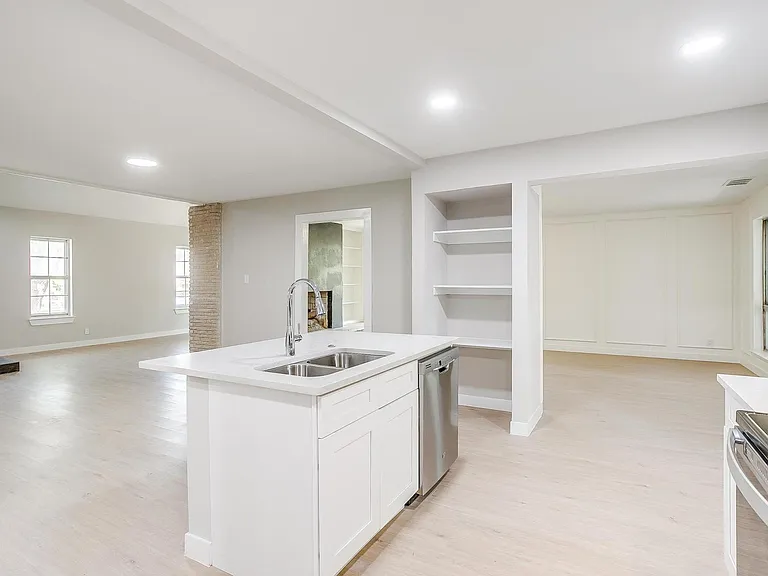 802 Sutton Ct — Photo 6