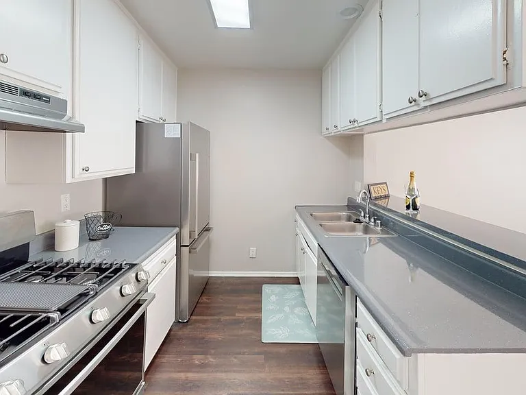 Chateau Emelita Apartments — Photo 5