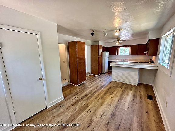 3rd image of 209 E Everettdale Ave