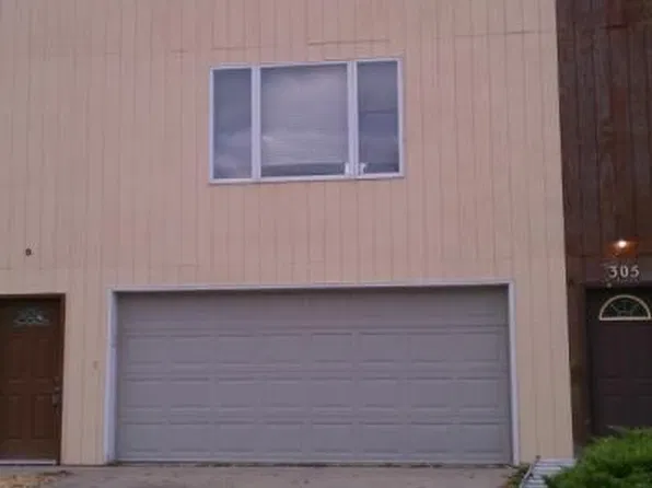 303 6th St NW, West Fargo, ND 58078