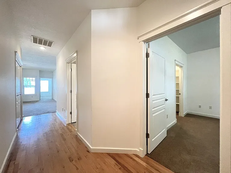717 W Claire St — Photo 7