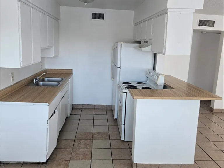 537 Calcaterra Cir #F — Photo 4