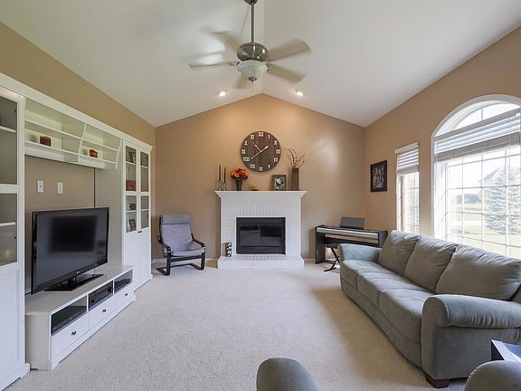 4th image of 599 Victoria Ct
