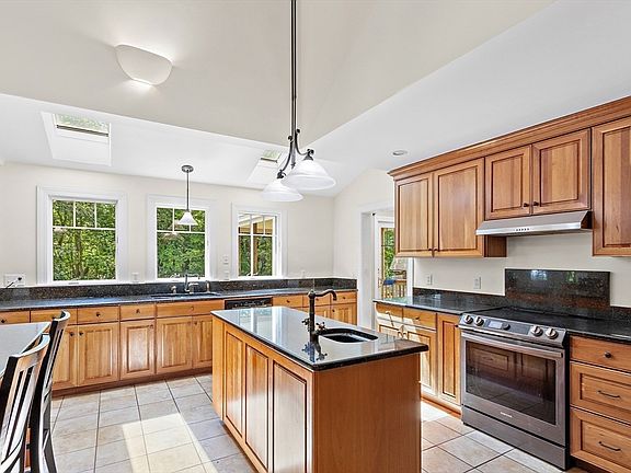 5th image of 44 Granite St