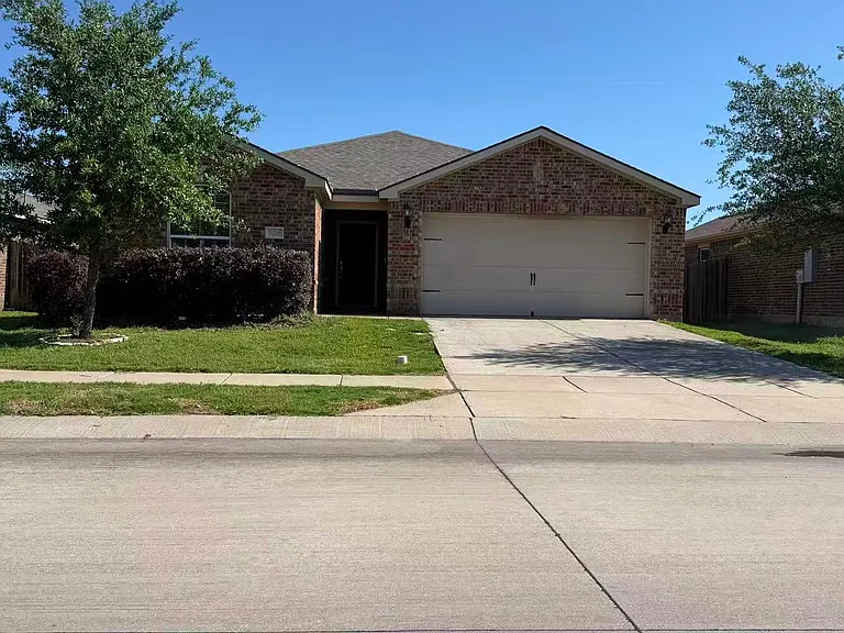 1326 Shumard Dr — Photo 2