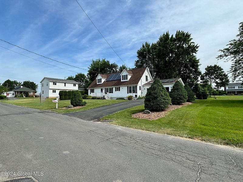 3rd image of 63 Wesleyan Avenue
