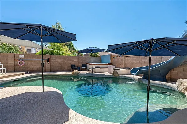 174 S Laguna Dr — Photo 1