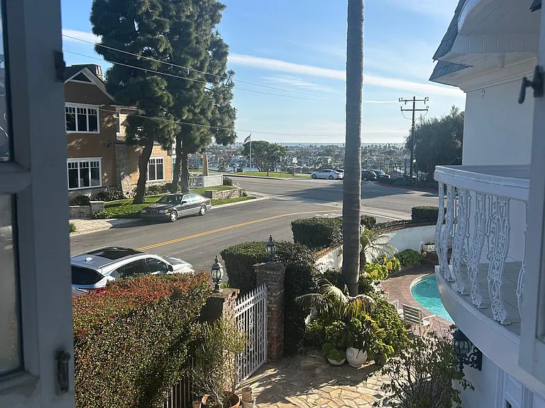 2500 Cliff Dr — Photo 3