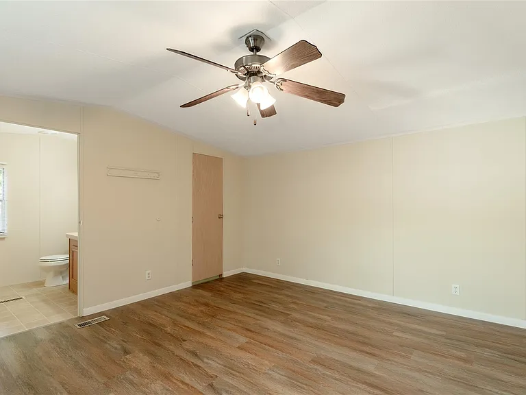 1961 Quality Blvd #12 — Photo 11