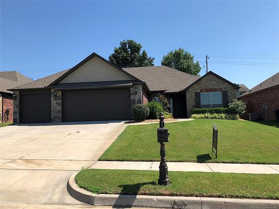 3 car garage. Owner mows the lawn