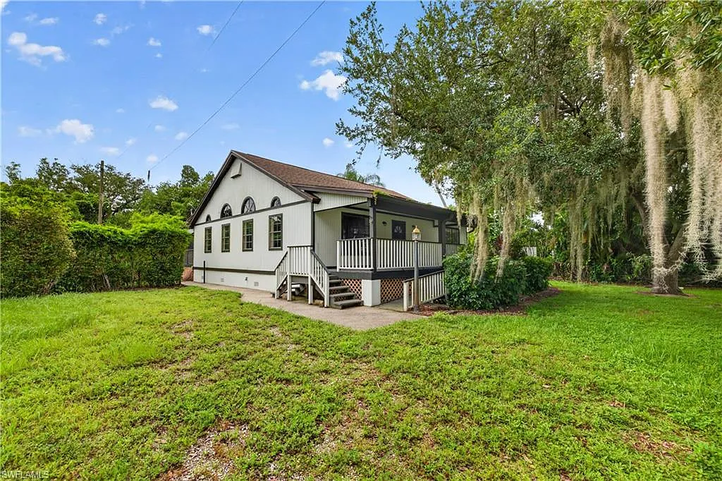 3 bed, 2.0 bath, 1726 sqft, $2,400 — Photo 2