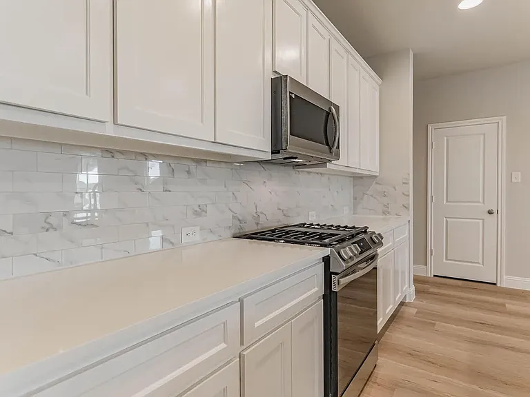 933 Carnation Dr — Photo 6