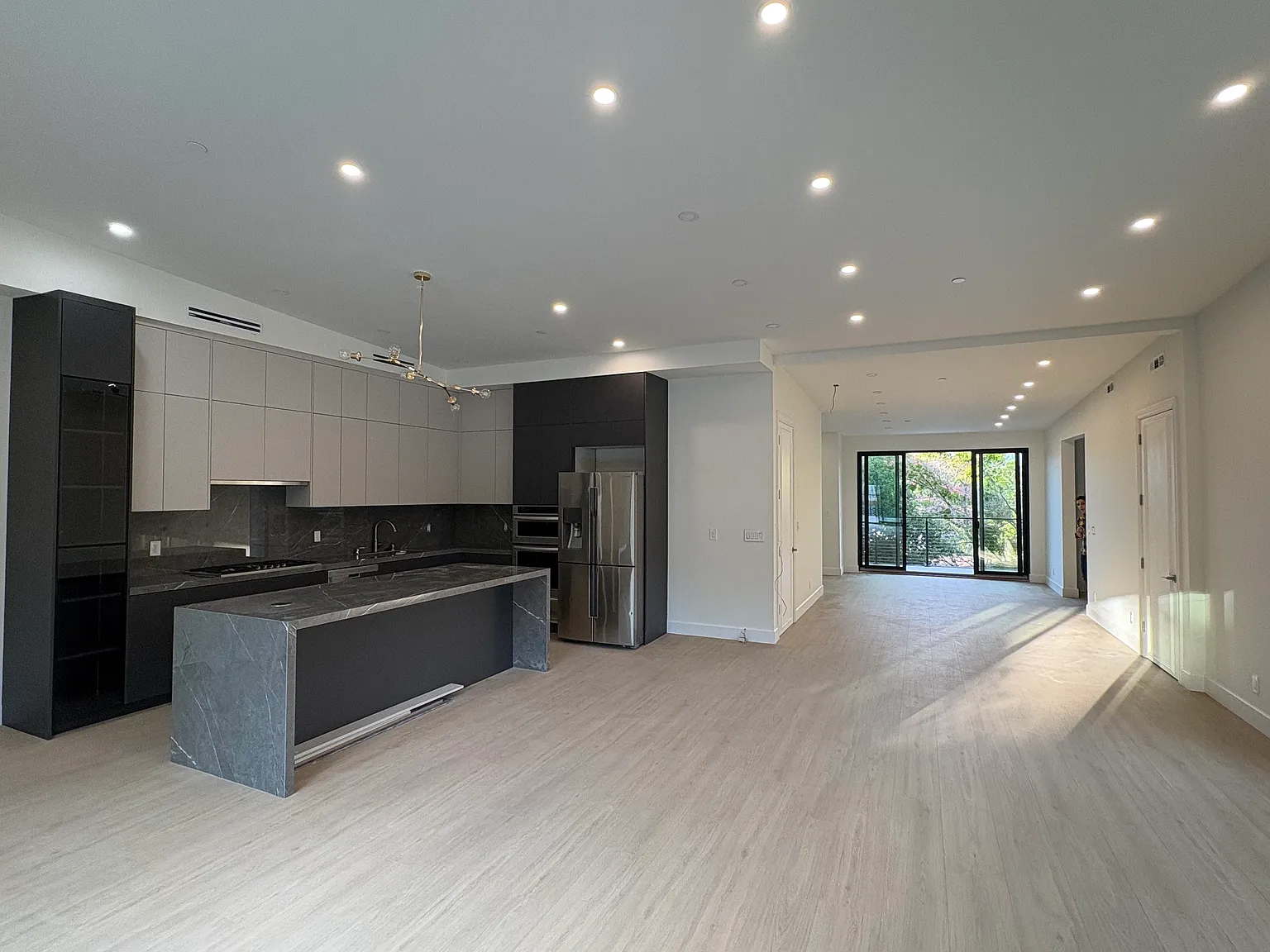 3 bed, 2.5 bath, 2150 sqft, $5,800 — Photo 2